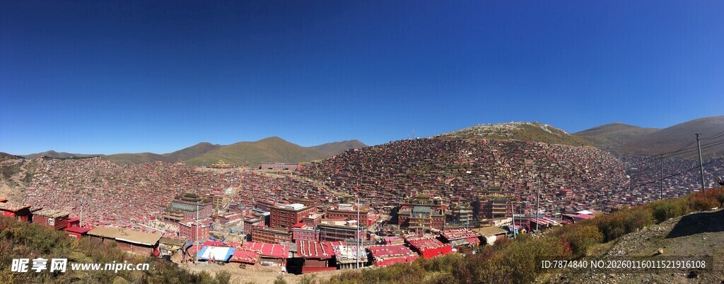 山间红顶村落美景