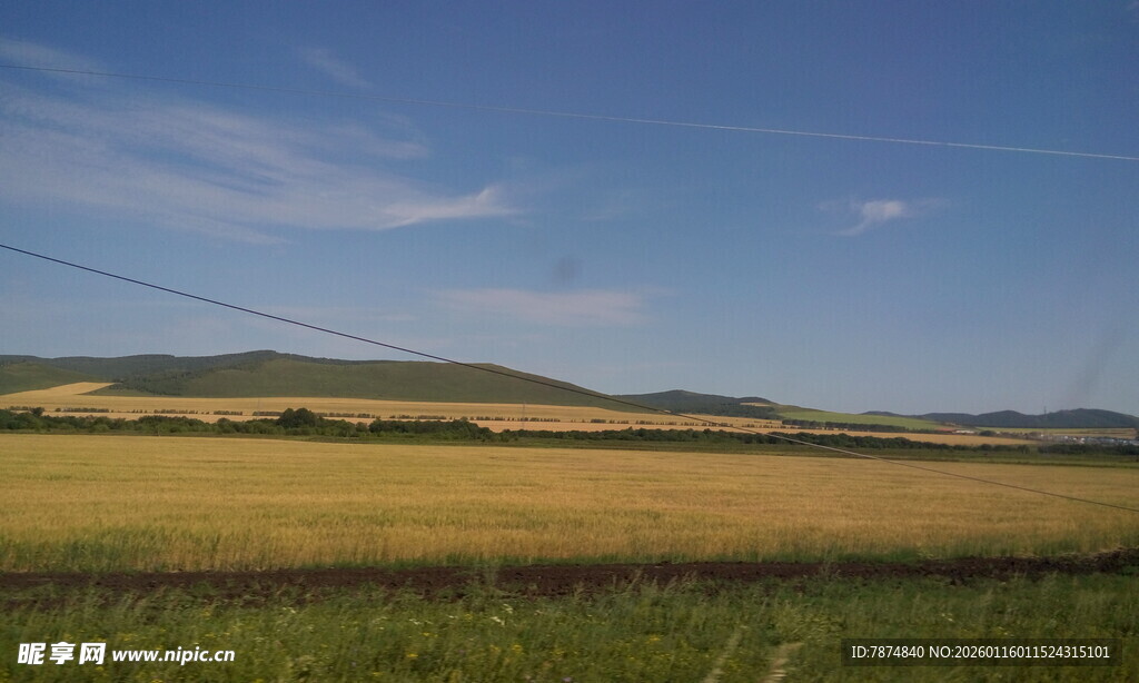广阔田野与蓝天美景