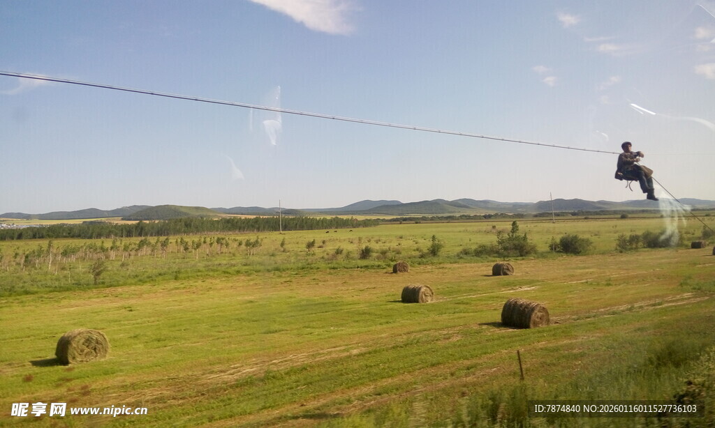 空中滑索穿越广袤田野