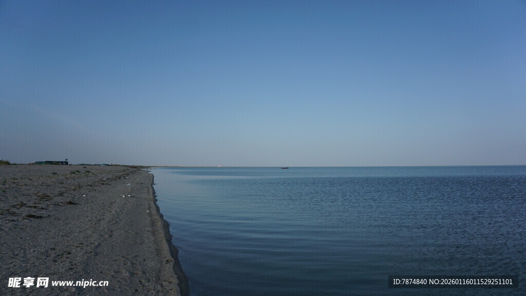 宁静海边沙滩与广阔海面