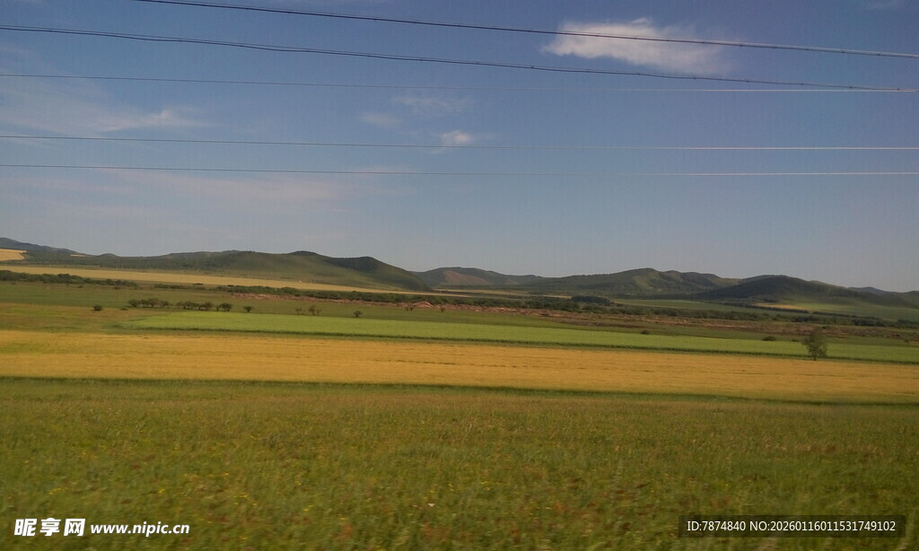 广袤田野与远处山峦风光