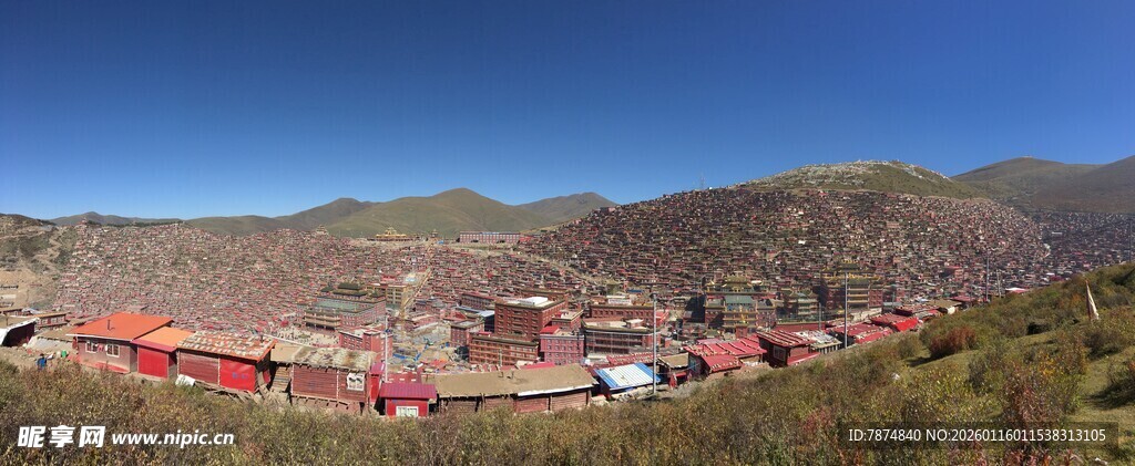 山间红顶建筑群风光