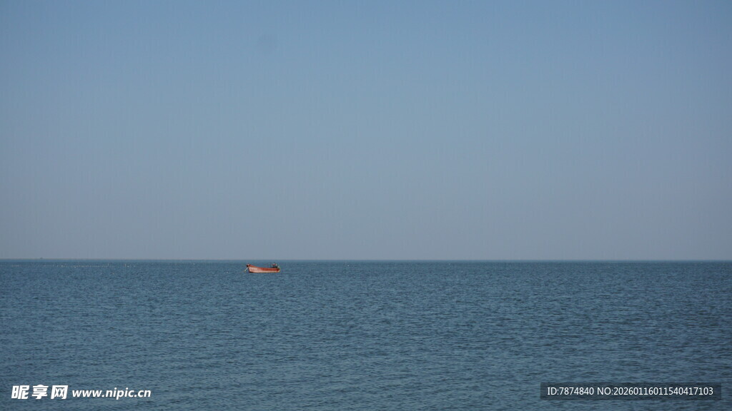 海上孤舟远景