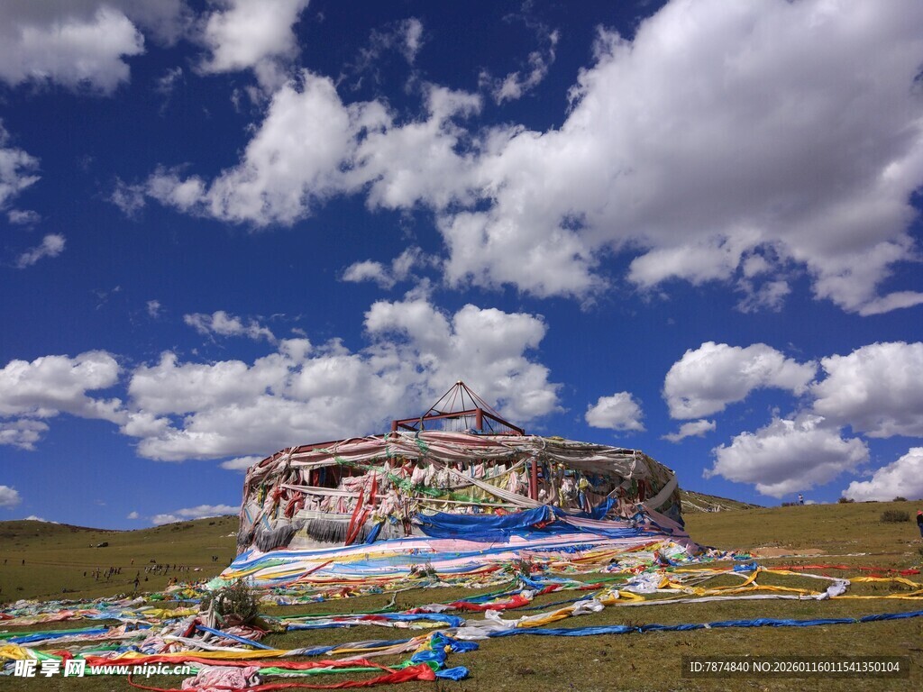 藏区经幡装饰的壮观山丘