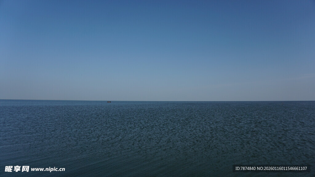 广阔海面与蓝天