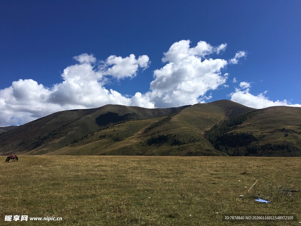 草原蓝天与远山美景