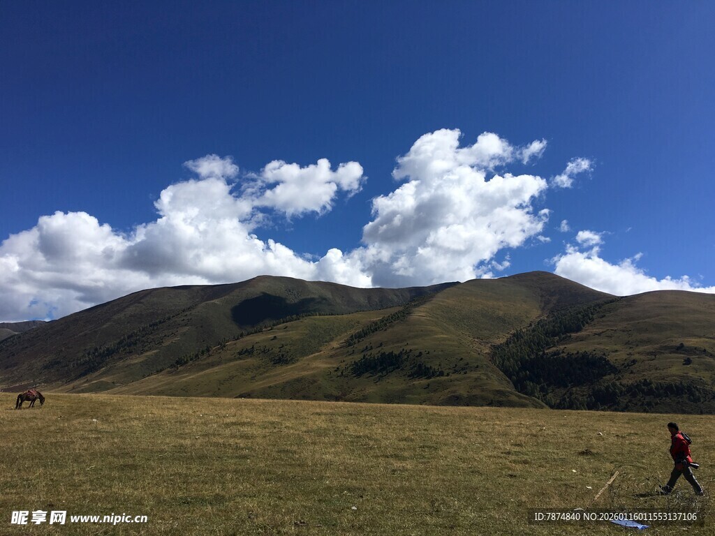 草原风光下的徒步者