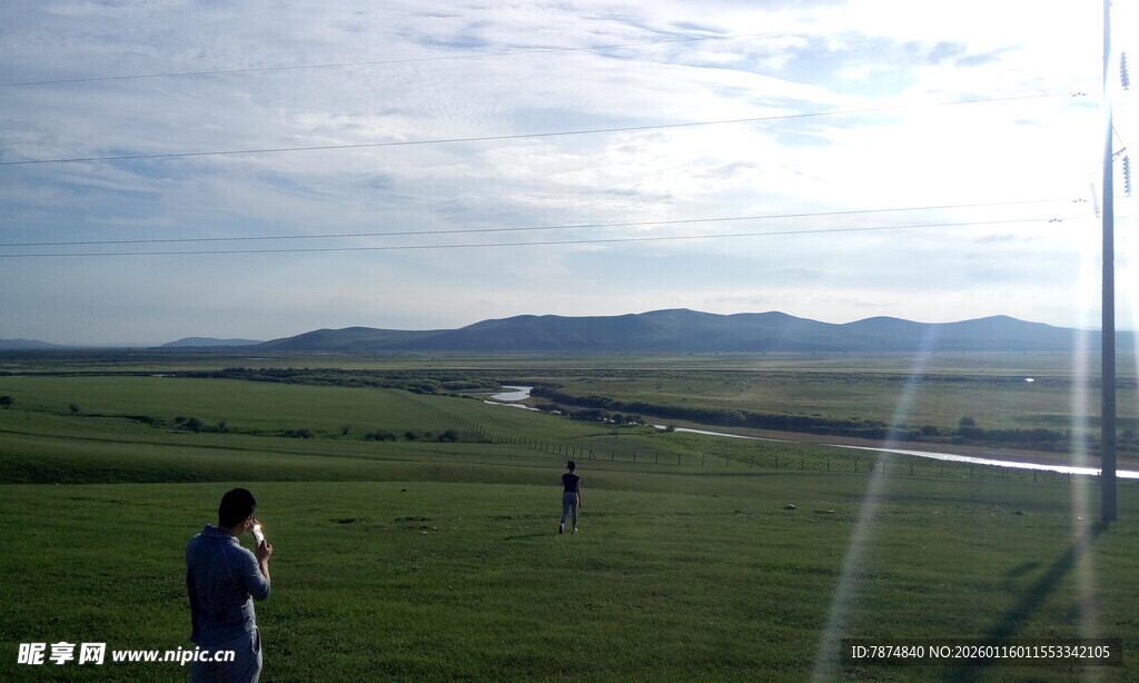 草原上的漫步身影
