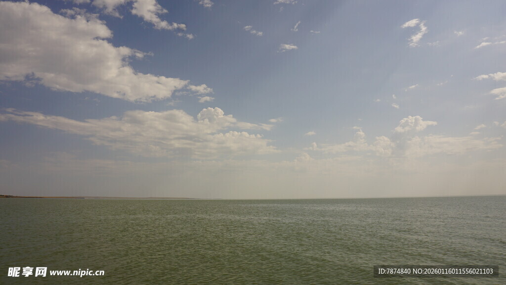 广阔海面与蓝天白云美景