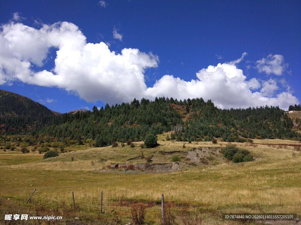 山间草原蓝天白云美景
