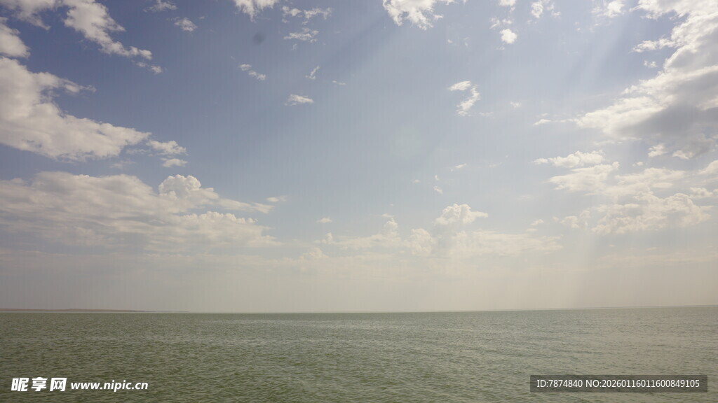 广阔海面与蓝天白云美景