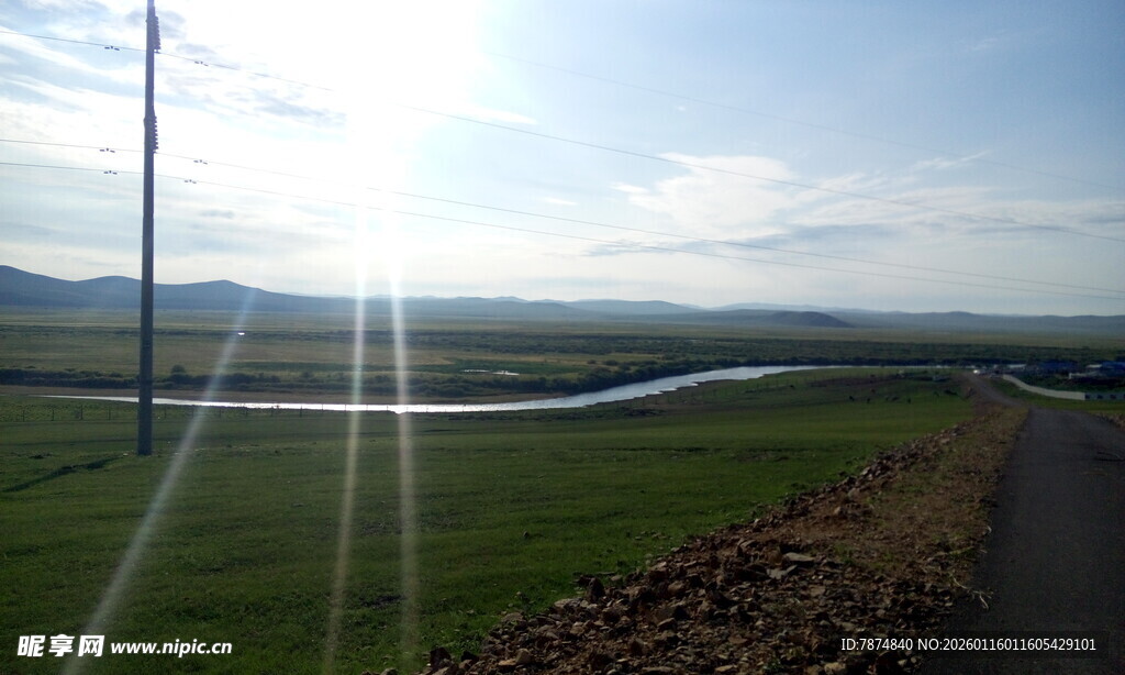 乡村公路边的开阔田野风光