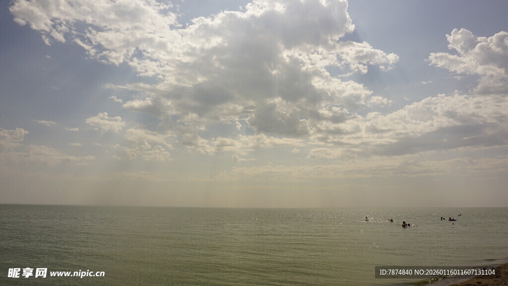 海边天空下的宁静景致