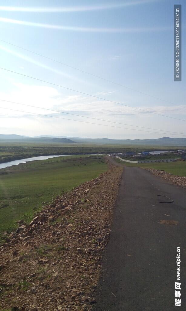 乡间公路旁的开阔风景