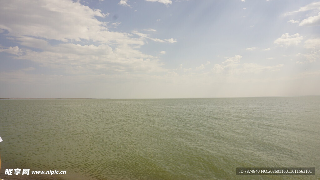 广阔海面与蓝天白云美景