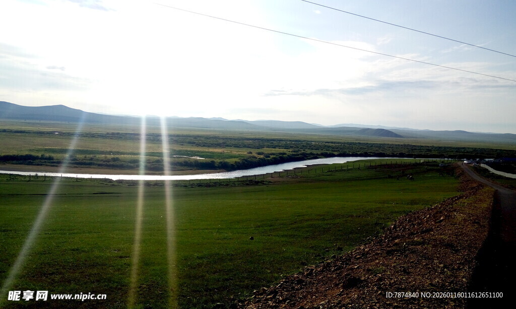 草原河流日光美景