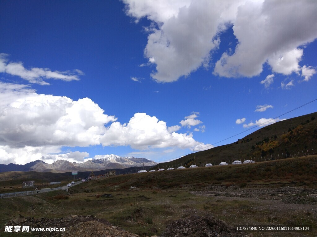 蓝天白云下的开阔山地景观