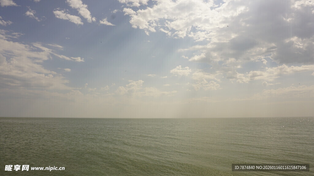 广阔海面与天空的美丽景象