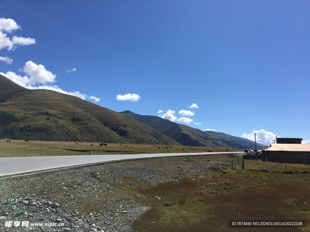 山间公路 蓝天白云美景