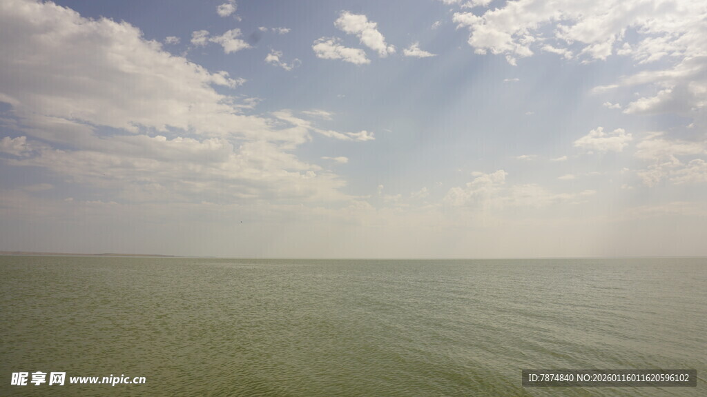 广阔海面与蓝天白云美景