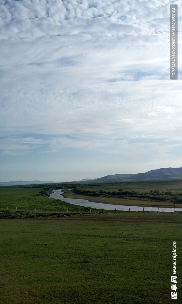 草原上蜿蜒的河流景观