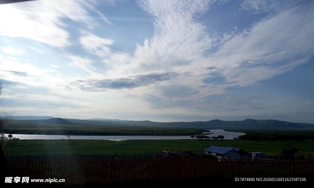 蓝天白云下的开阔自然风光