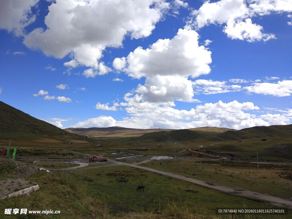 蓝天白云下的山间公路