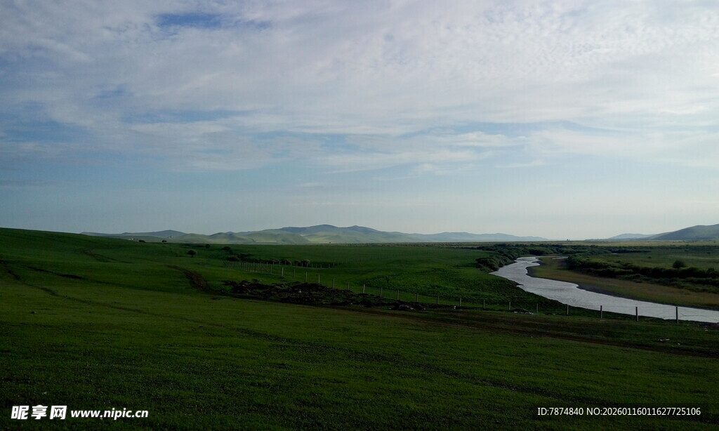 草原蜿蜒河流美景