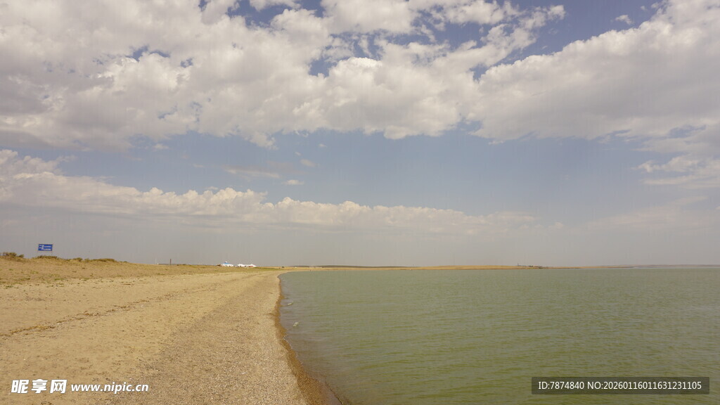 海边长堤 辽阔天空与水域