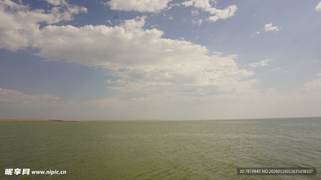 广阔海面与蓝天美景