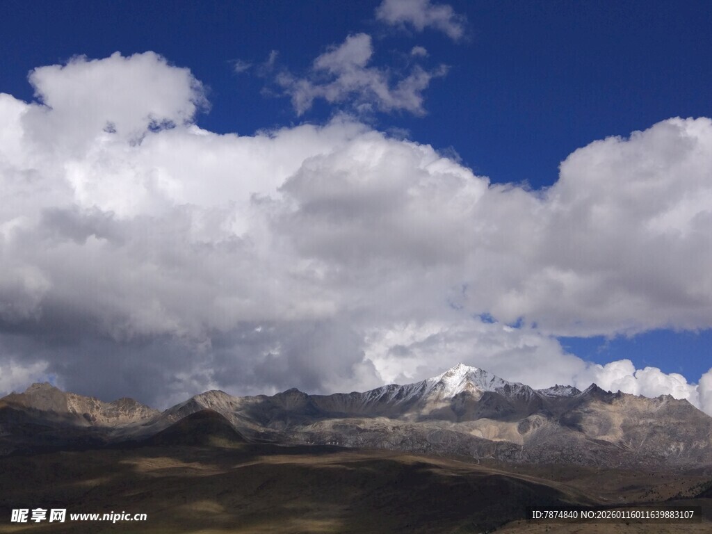 蓝天白云下的壮美山脉