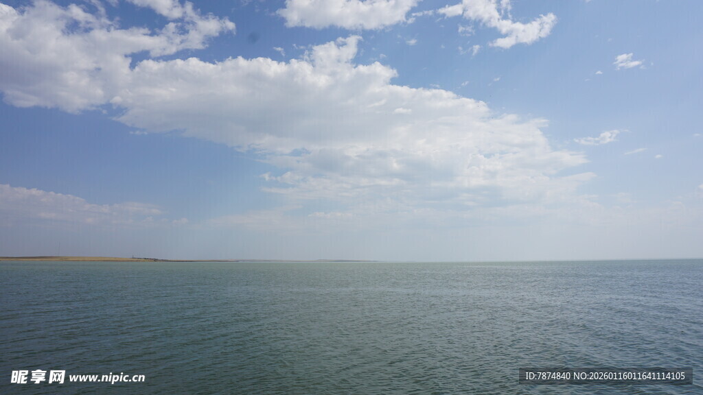 广阔海面与蓝天白云美景