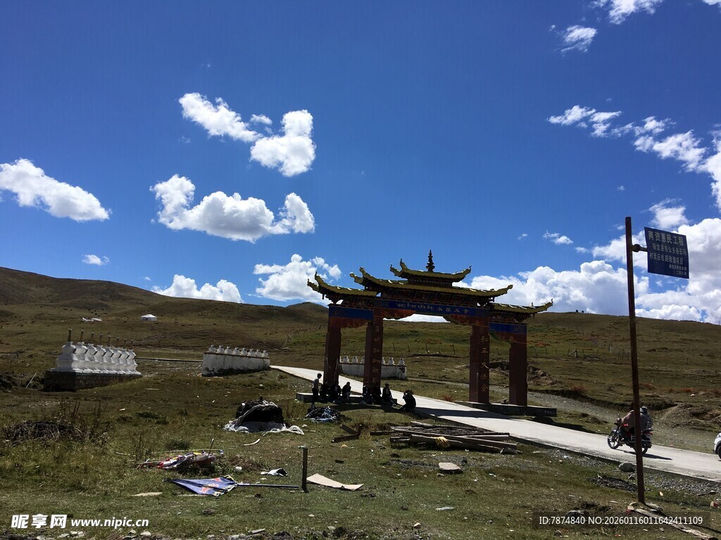 草原上的古朴牌坊