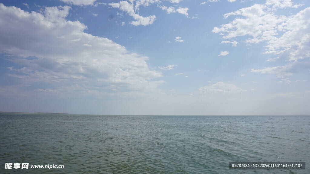 广阔海面与蓝天白云美景