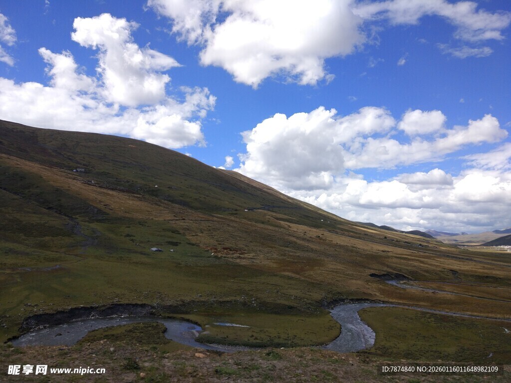 草原溪流与蓝天白云美景