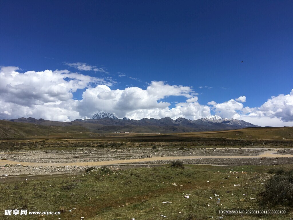 蓝天旷野间的壮阔风景