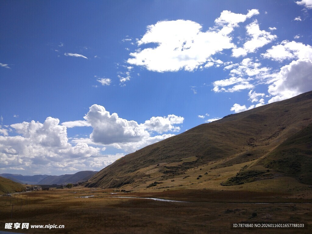 蓝天白云下的山丘风光