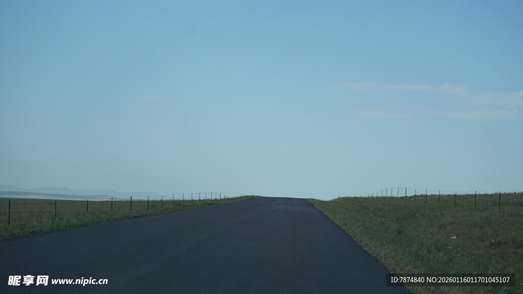 空旷公路伸向远方