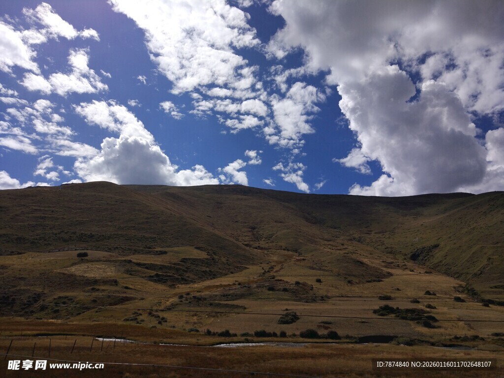 蓝天白云下的山峦风光
