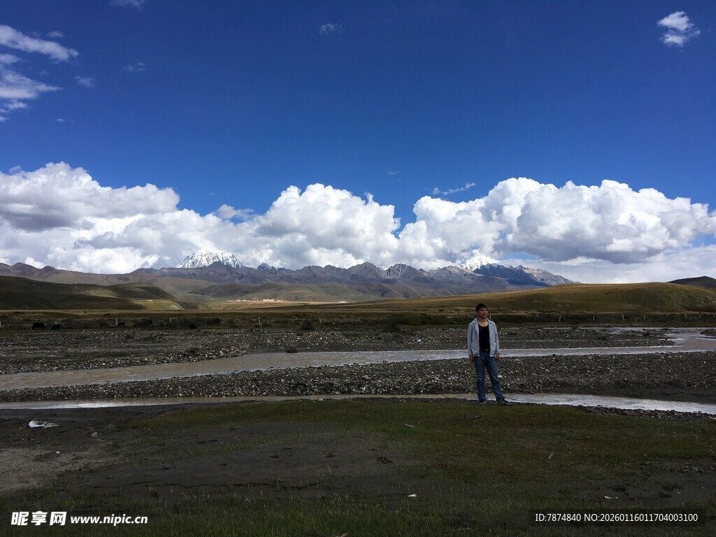草原漫步蓝天相伴