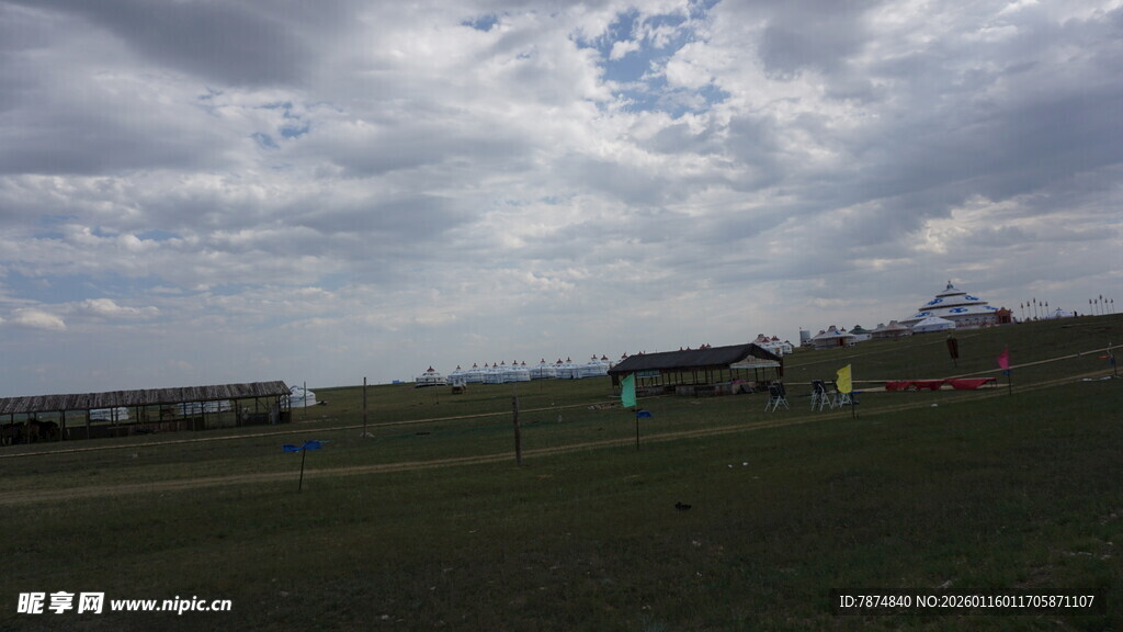 草原上的开阔风景