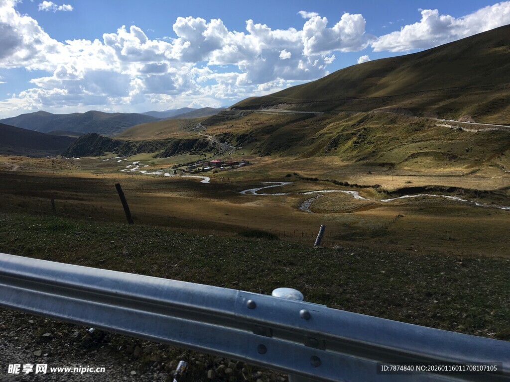公路边的开阔山野风光