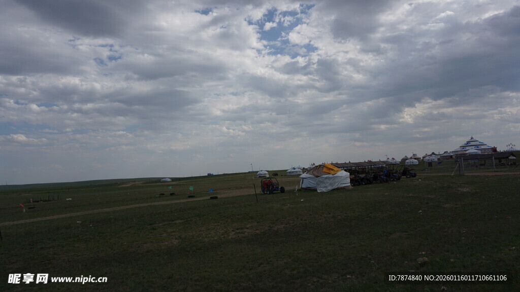草原上的帐篷与多云天空
