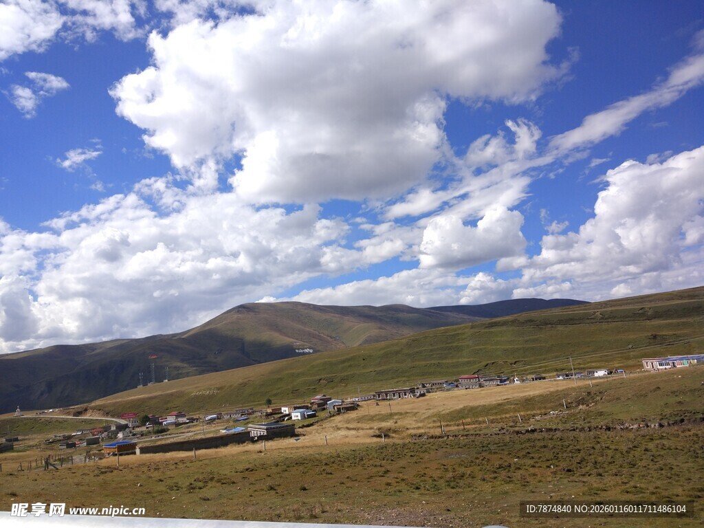 草原风光下的村落