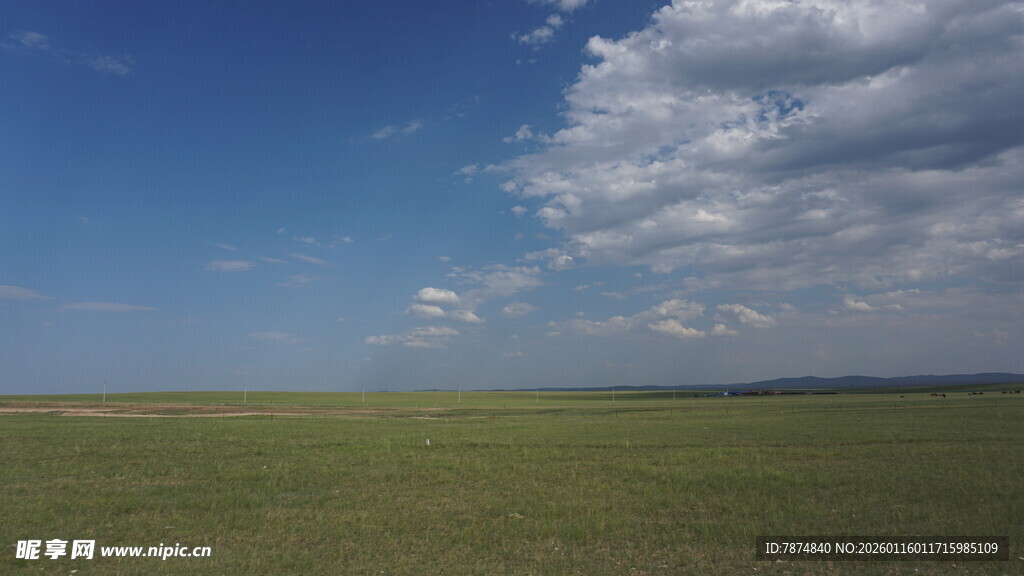 广袤草原上的蓝天白云