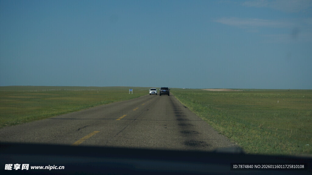 草原公路上行驶的车辆