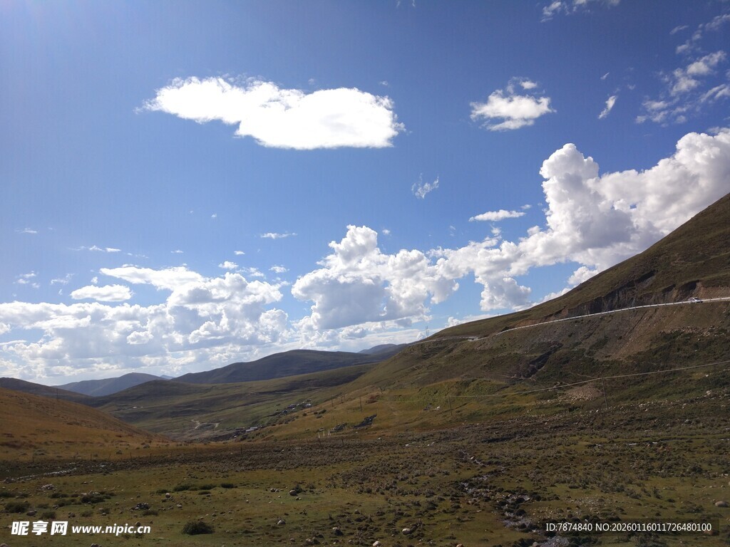 蓝天白云下的开阔山野