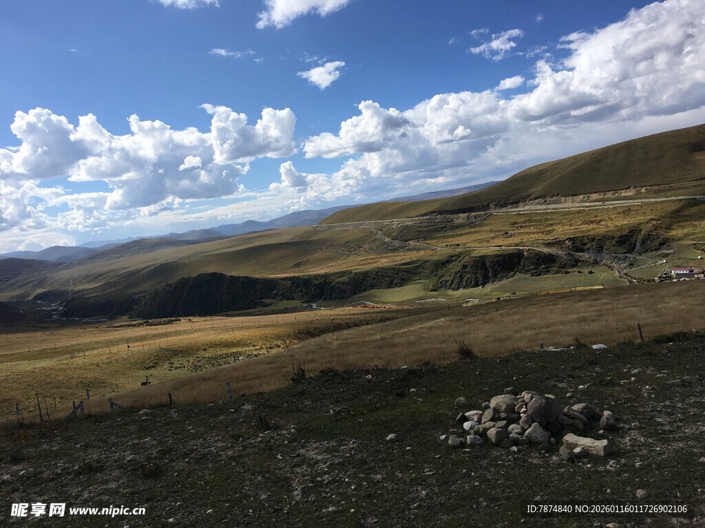 草原风光与骑行者