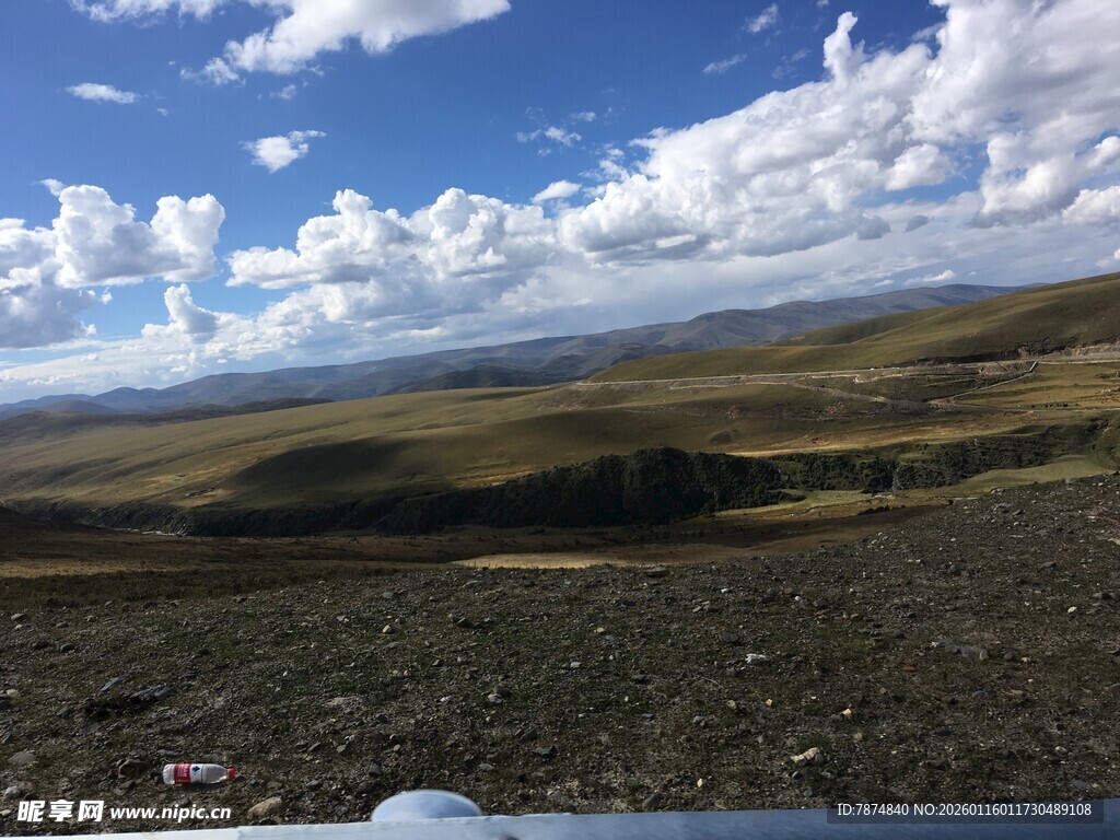 广阔草原上的蓝天白云