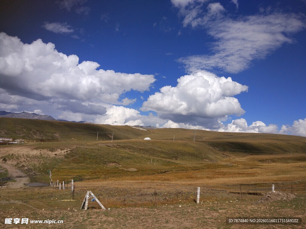 草原蓝天风景图